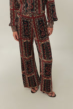 Load image into Gallery viewer, Farm Rio Black Snake Scarves Pleated Pants