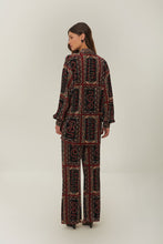 Load image into Gallery viewer, Farm Rio Black Snake Scarves Pleated Pants